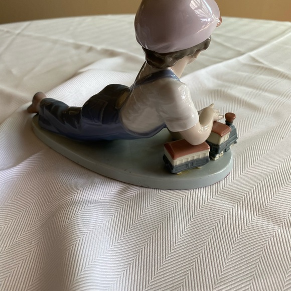 RETIRED 1995 ‘ALL ABOARD LLADRO’ PORCELAIN FIGURINE -Item #01007619 - Picture 3 of 9